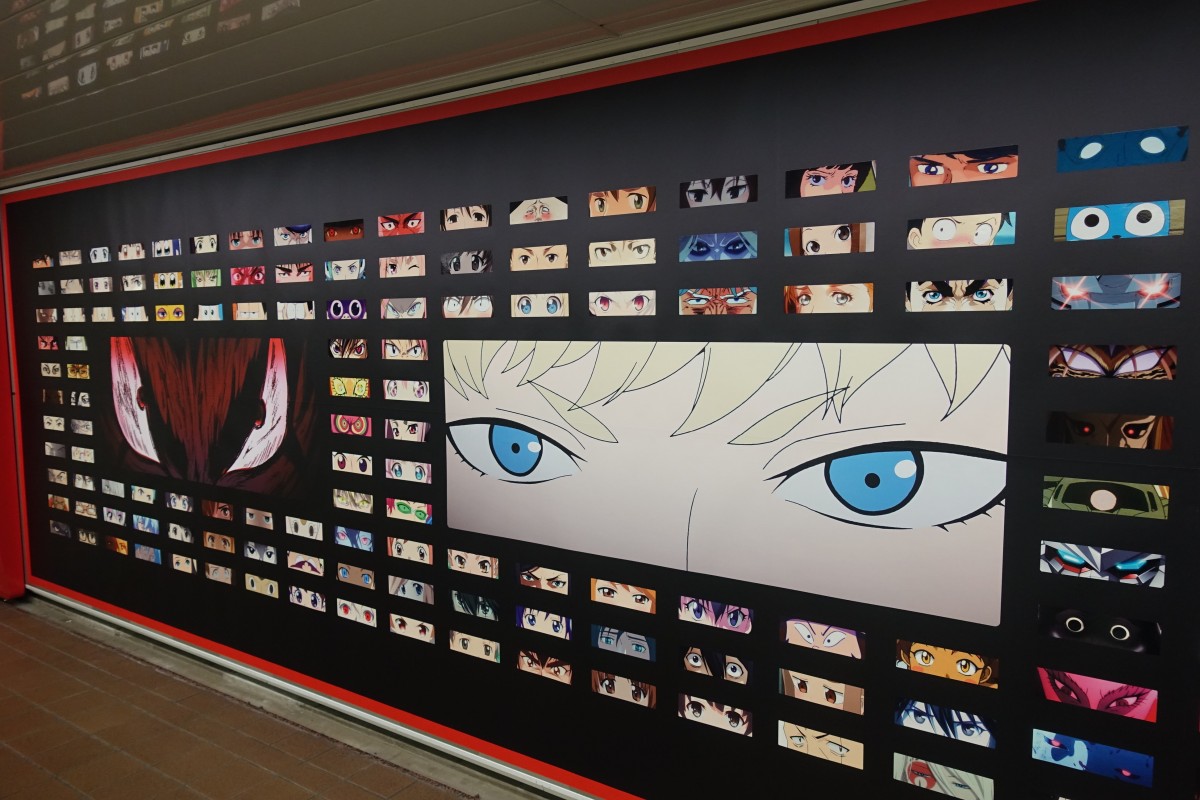 アニメキャラの目 だけを展示した広告 新宿メトロプロムナードで展開中 新宿ニュースblog