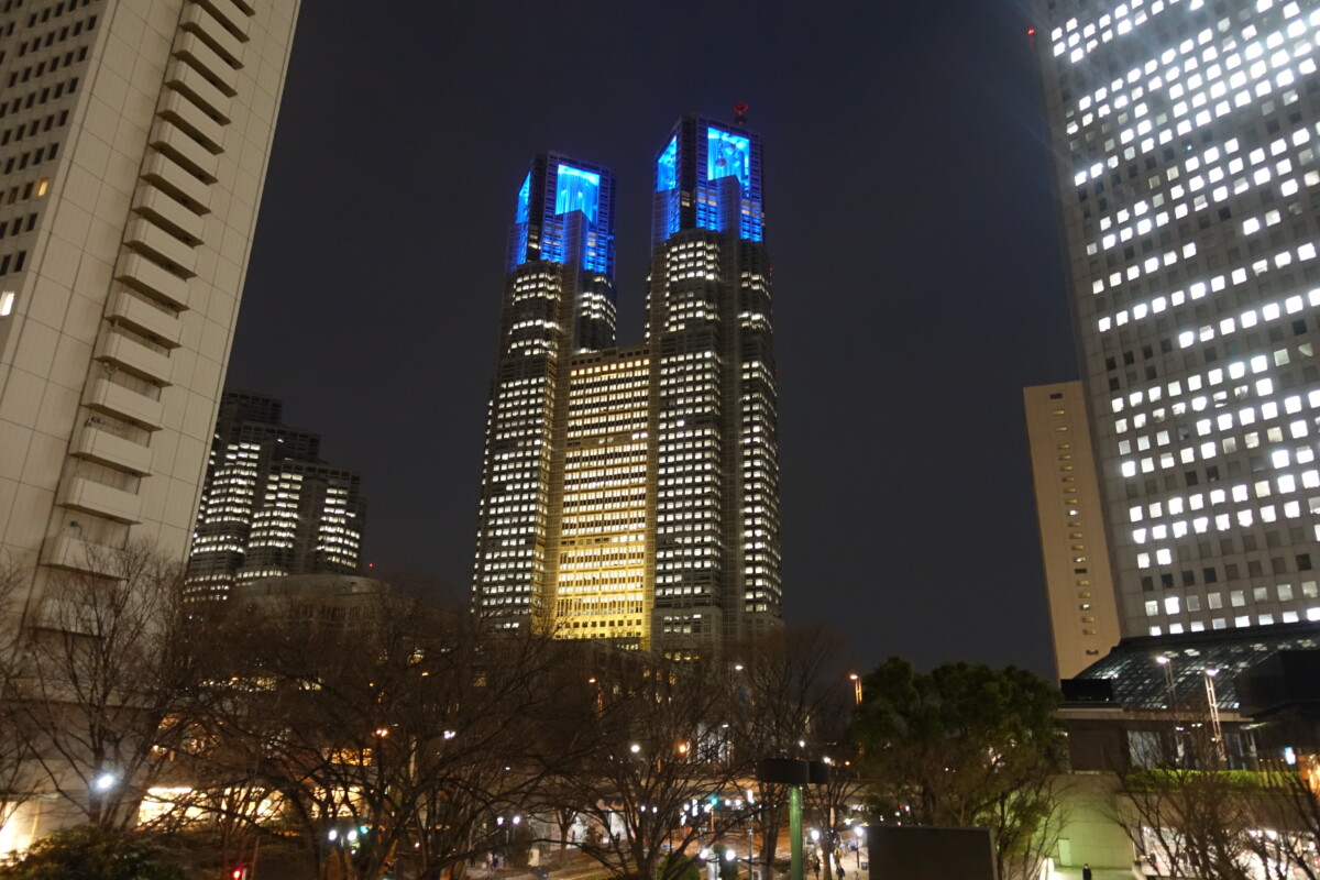 東京都庁第一本庁舎 ウクライナ国旗カラーのライトアップを「しばらく」実施 新宿ニュースBlog