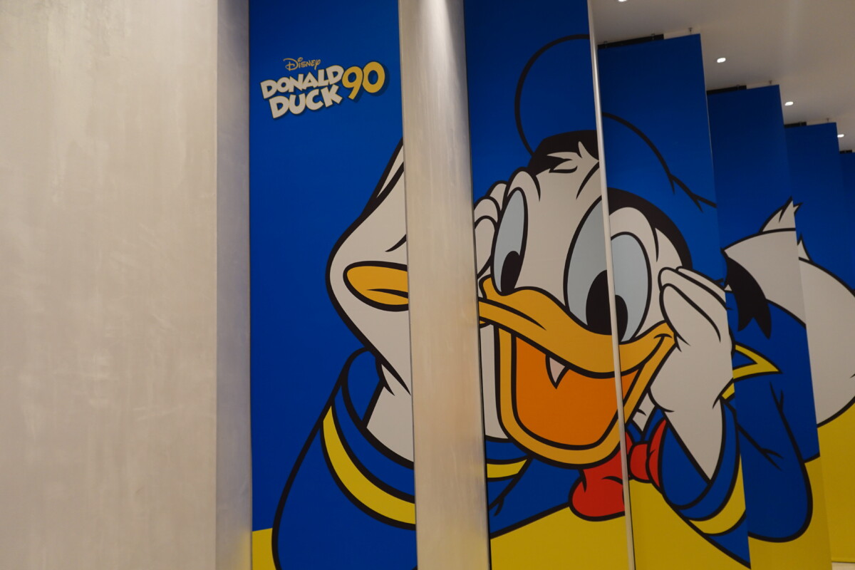 ドナルドダックのスクリーンデビュー90周年を祝う装飾 ディズニー